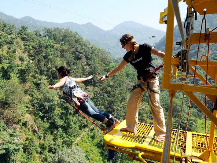 Mohan Chatti, Rishikesh, Ấn Độ: Sàn bungee ở Rishikesh là một cấu trúc cao 83 m, đây là một trong những nơi tốt nhất để nhảy bungee ở Ấn Độ. Bạn sẽ nhảy xuống thung lũng Himalaya, nơi sông Hằng, dòng sông linh thiêng của người Ấn chảy qua. Khi chinh phục nỗi sợ hãi của mình cũng là lúc bạn tận hưởng bầu không khí trong lành cùng khung cảnh thiên nhiên tuyệt đẹp ở nơi này.