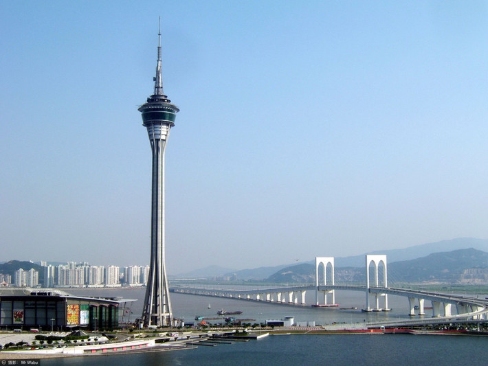 Tòa tháp Macau (Macau, Trung Quốc): Nơi nhảy bungee cao nhất thế giới lâu nay được công nhận là tòa tháp AJ Hackett Macau. Nhảy từ sàn bungee cách mặt đất 233 m, bạn sẽ tung mình bay trong không trung, trải nghiệm sự tự do trong nền trời của một đô thị sầm uất. Điều hành bởi những nhà sản xuất bungee đáng tin cậy nhất thế giới, hệ thống cáp an toàn đảm bảo bạn không tiếp xúc với tháp và cho phép bạn nhảy bungee trong hầu hết điều kiện thời tiết. Nếu can đảm bạn thậm chí có thể nhảy bungee vào ban đêm ở đây.