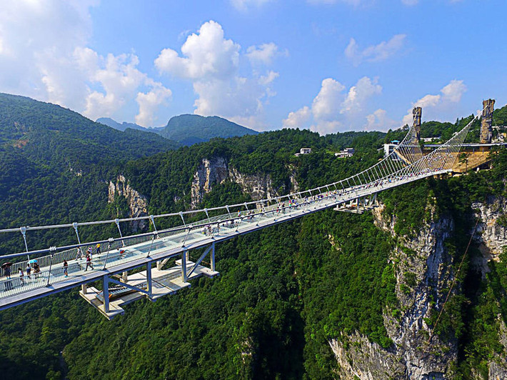 Cầu đáy kính hẻm Trương Gia Giới, Hồ Nam, Trung Quốc: Gần đây, sàn nhảy bungee dưới cầu đáy kính tại hẻm Trương Gia Giới vừa được lắp đặt. Với độ cao 275 m so với mặt đất, đây sẽ là sàn bungee thương mại cao nhất thế giới. Ảnh: Architect.