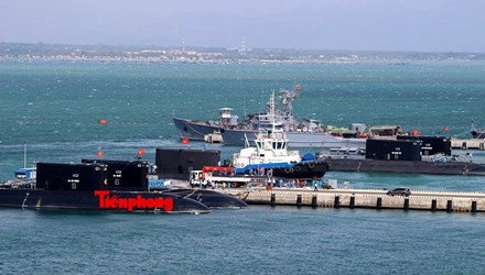Lúc 10h15 sáng nay 5/2 tàu ngầm Đà Nẵng đã được lai dắt vào cảng Lữ đoàn tàu ngầm 189, Quân chủng Hải quân, trong Căn cứ quân sự Cam Ranh (Khánh Hòa). Ảnh: Tàu ngầm 186 – Đà Nẵng được lai dắt vào cảng Lữ đoàn tàu ngầm 189, giữa các tàu 182 – Hà Nội, 183 – Thành phố Hồ Chí Minh, 184 – Hải Phòng và 185 – Khánh Hòa