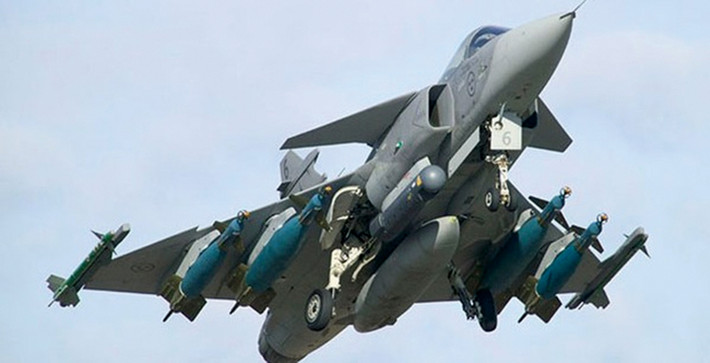Với những cải tiến về khung thân, Gripen E có 10 giá treo vũ khí cho phép nó có thể mang nhiều loại tên lửa đối không, bom, rocket và các vũ khí tiến công mặt đất khác.