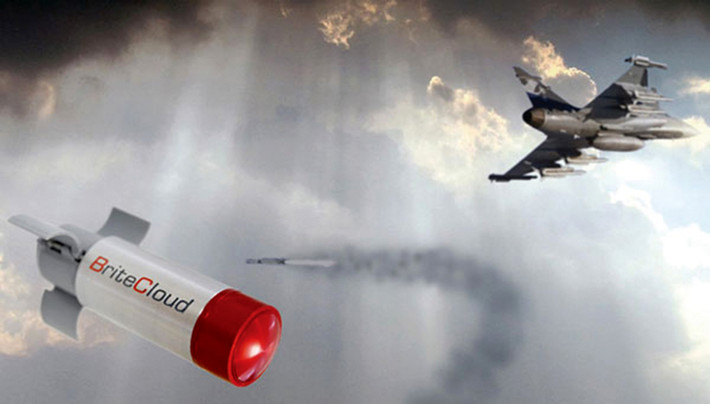 Đặc biệt, Gripen E còn được tích hợp hệ thống mồi bẫy Brite Cloud do quân đội Anh phát triển có thể đánh lừa các loại tên lửa dẫn đường của đối phương.