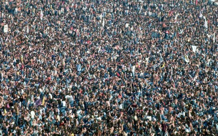 Nỗi sợ đám đông: Agoraphobia là từ chỉ cảm giác sợ hãi và hoảng hốt khi đứng giữa đám đông. Nỗi sợ này dường như khá phổ biến với nhiều người.