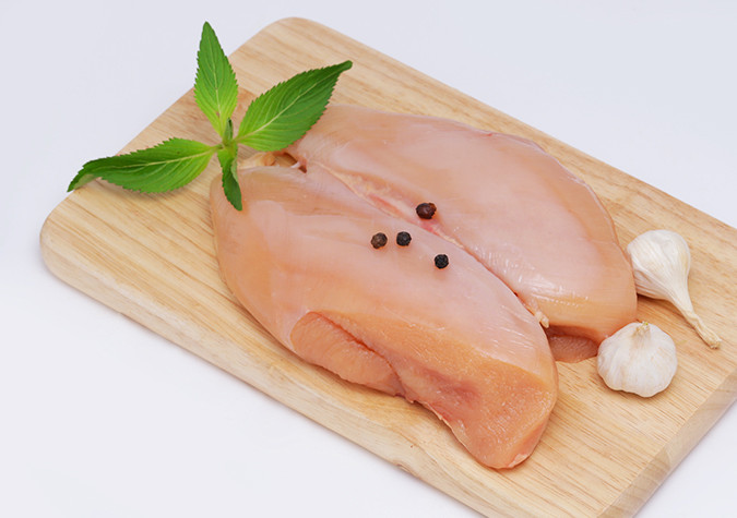 1. Thịt gà không da Thịt gà chứa nhiều protein nhưng phần da lại chứa rất nhiều lipit, chất béo độc hại. Protein trong thịt gà nạc không da được cơ thể tiêu thụ sẽ chuyển hóa thành các axit amin quan trọng, thúc đẩy tái tạo collagen, phục hồi cấu trúc da, hạn chế và làm mờ nếp nhăn trên gương mặt.