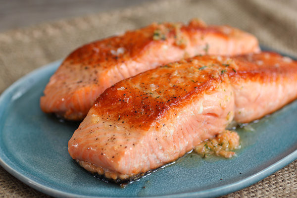 6. Cá hồi Các axit béo omega-3 trong cá hồi không chỉ tốt cho tim mà còn giúp màng tế bào giữ chất lỏng tốt, giúp làn da trông trẻ trung, ít nếp nhăn hơn.