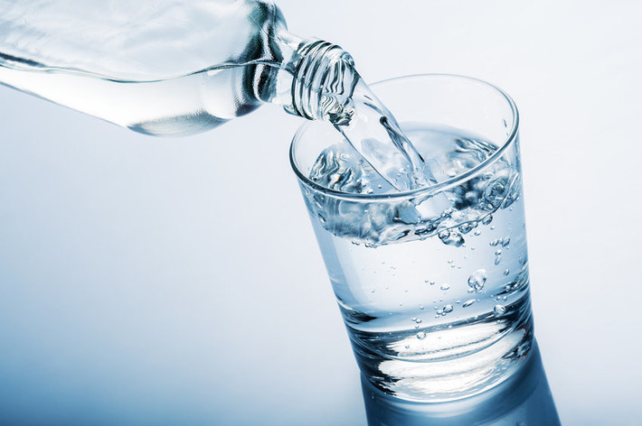 4. Nước Việc uống đủ nước giúp da mịn màng, tươi tắn. Nhờ đó nếp nhăn sẽ ít xuất hiện. Tốt nhất nên uống ít nhất 2 lít nước mỗi ngày tùy vào thể trạng, khối lượng cơ thể, hình thức vận động...