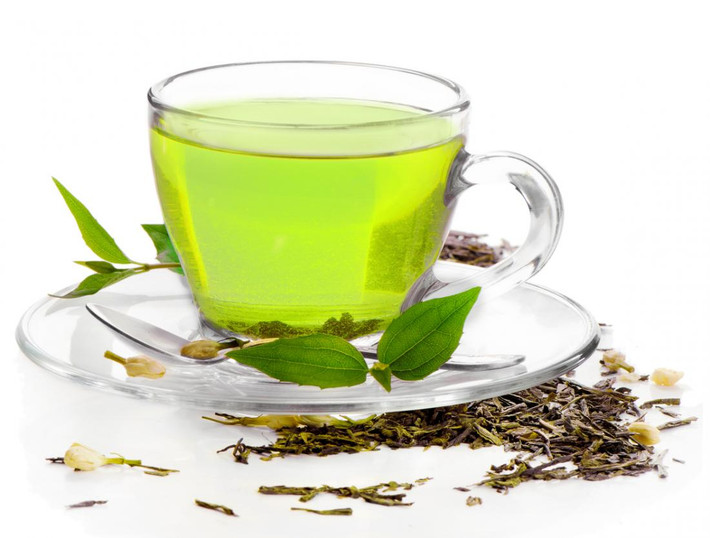 3. Trà xanh Cà phê có thể làm tăng nếp nhăn bằng cách tăng kích thích tố gây căng thẳng như adrenaline và noradrenaline. Thay vào đó, hãy uống trà xanh vì nó chứa polyphenol, giúp hạn chế tình trạng lão hóa sớm trên da.