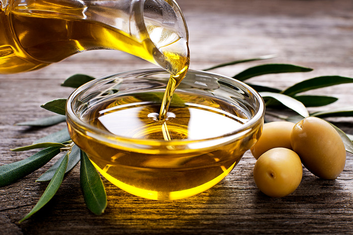 5. Dầu ô liu Loại dầu lành mạnh này có chứa axit oleic, một loại axit béo giúp làm mềm da. Vitamin E và polyphenol trong dầu cũng giúp làn da của bạn trông trẻ trung, căng tràn hơn, hạn chế nguy cơ nếp nhăn da xuất hiện.