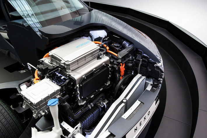 Nhờ nguồn tế bào nhiên liệu (Fuel Cell), động cơ điện trên Hyundai Nexo sản sinh công suất 161 mã lực và mô-men xoắn 394 Nm. Động cơ này giúp xe tăng tốc 0-100 km/h trong 9,5 giây, nhanh hơn 3 giây so với con số 12,5 giây trên Tucson FCV.