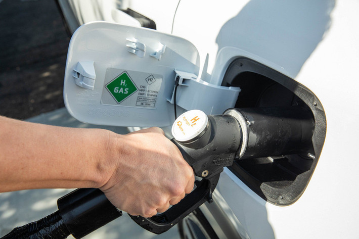 Fuel Cell (tế bào nhiên liệu) là dạng năng lượng xanh có mật độ cao nhất có thể dùng cho ôtô điện hiện nay. Bên cạnh mật độ năng lượng cao, tế bào nhiên liệu còn có ưu điểm là tạo nên năng lượng từ khí oxy và hydro - hai loại khí vô tận trên trái đất.