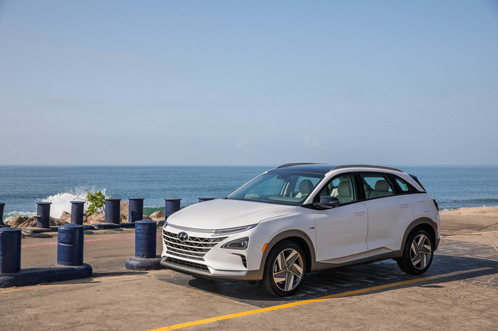 Hyundai đang lên kế hoạch ra mắt mẫu crossover điện Nexo 2019 vào cuối năm nay tại hai đại lý của hãng ở miền nam California (Mỹ). Nexo sẽ là mẫu xe thay thế cho chiếc Tucson FCV (Fuel Cell Vehicle), giữ vị trí đầu bảng trong phân khúc xe xanh của Hyundai.