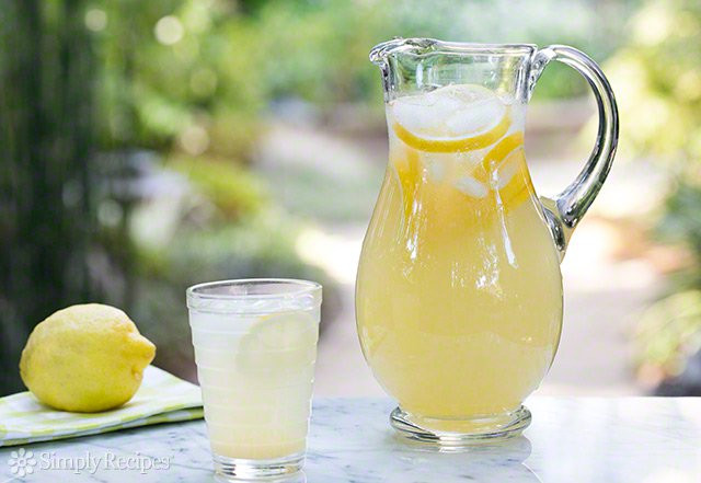 7. Không có sỏi thận Sỏi thận về cơ bản là canxi lắng đọng, và các chuyên gia khuyên bạn nên bổ sung axit citric để giảm nguy cơ phát triển chúng. Là một loại trái cây có múi, chanh là một nguồn axit citric tuyệt vời. Uống nhiều nước hơn cũng rất quan trọng để giữ cho thận khỏe mạnh, vì vậy, combo nước và chanh là một lựa chọn tốt cho những người dễ bị sỏi.