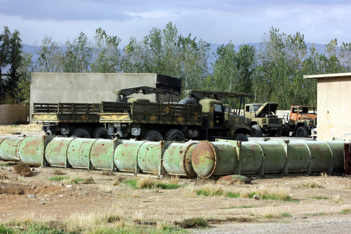 Trước năm 2011, Lực lượng Phòng không Syria (SyADF) là một trong những lực lượng bảo vệ bầu trời mạnh nhất khu vực Trung Đông với trang bị tối tân cũng như dự trữ đạn cực lớn. Thế nhưng, hiện tại, lực lượng này đã bị tàn phá có lẽ phải tới quá nửa, nhiều căn cứ phòng không bị đánh phá dữ dội, đa số khí tài tên lửa – radar bị phá hủy hoàn toàn. Cho nên, bầu trời Syria lúc này rất khó để bảo vệ toàn vẹn. Quân đội Syria chỉ có thể đảm trách một vài khu vực, ví dụ như thủ đô Damascus. Nguồn ảnh: Oryx