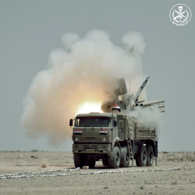 Trang bị phòng không tầm thấp của Syria cũng cực mạnh vào thời kỳ đỉnh cao. Họ có ít nhất 12 khẩu đội với 50 bệ phóng tổ hợp pháo - tên lửa 96K6 Pantsyr S1E - một trong những vũ khí phòng không tầm thấp nguy hiểm nhất hiện nay do Nga sản xuất. Đa số Pantsyr đến nay vẫn được SyADF bảo toàn nguyên vẹn. Nguồn ảnh: Oryx