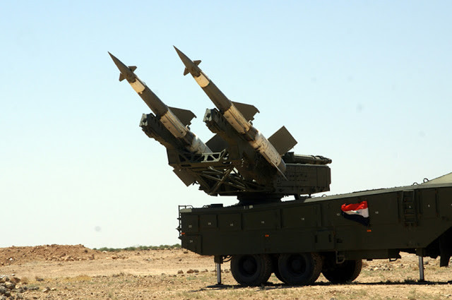 Đáng chú ý, phòng không Syria đã kịp nâng cấp một số khẩu đội S-125 Pechora lên chuẩn Pechora-2M với việc tự hành hóa các thành phần tên lửa, radar. Ít nhất Syria hiện có 12 bệ phóng tự hành tên lửa Pechora-2M, số này hiện vẫn được bảo toàn. Nguồn ảnh: Oryx