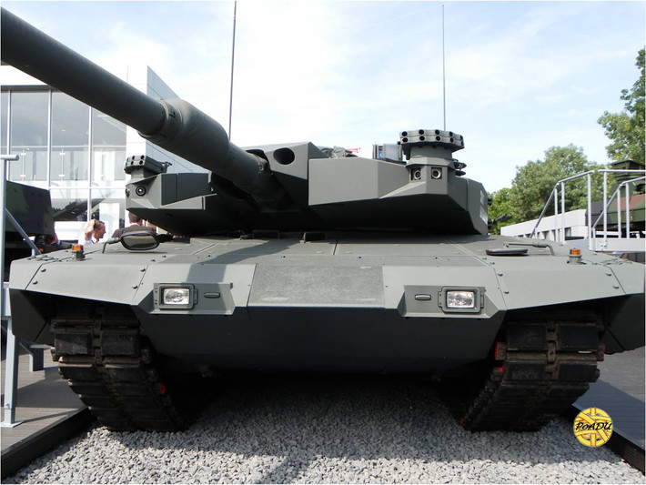 Ngoài giáp bảo vệ, Leopard 2RI được trang bị pháo nòng trơn 120mm L44 ổn định toàn phần với hệ thống nạp đạn thủ công, khả năng tấn công chính xác ngay trong phát đạn đầu được đảm bảo bởi hệ thống kiểm soát hỏa lực cực kỳ hiện đại.