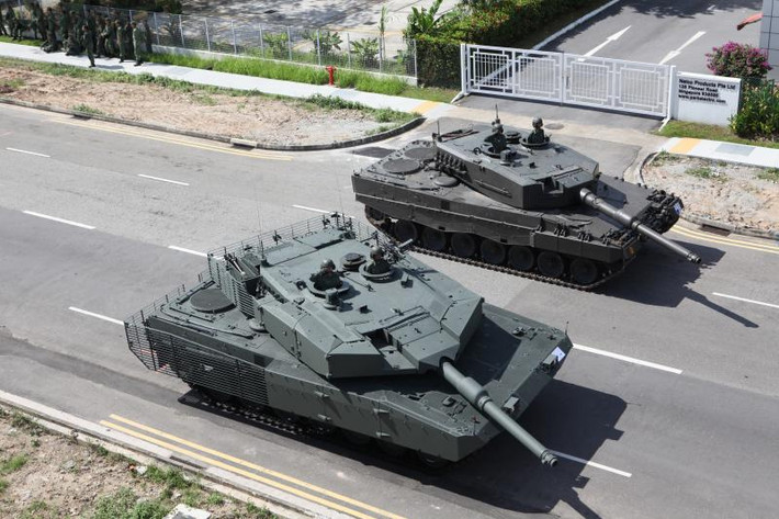 Theo các nguồn tin, Leopard 2RI là gói nâng cấp dành cho Indonesia dựa trên cơ sở xe tăng chủ lực Leopard 2A4 nổi danh do Cộng hòa Liên bang Đức chế tạo. Indonesia là quốc gia thứ hai ở Đông Nam Á được trang bị xe tăng Leopard, nước đầu tiên là Singapore với các xe tăng Leopard 2SG – phiên bản nâng cấp của Leopard 2A4.