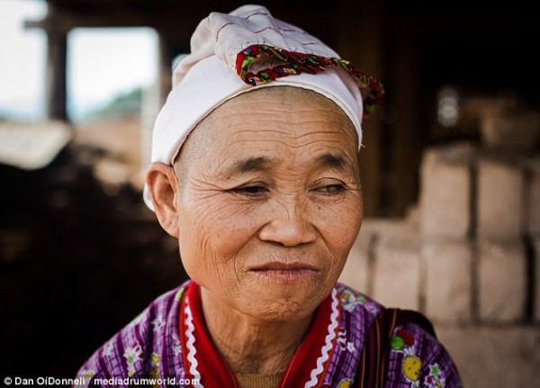 Theo những lời kể của người dân trong làng, rất nhiều năm về trước, một vị vua Miến Điện (tên gọi cũ của Myanmar) đã có chuyến viếng thăm tới khu vực sinh sống của người Chin, sau đó còn bắt cóc các cô gái về làm thê thiếp, vì cho rằng phụ nữ Chin là đẹp nhất ở đây.