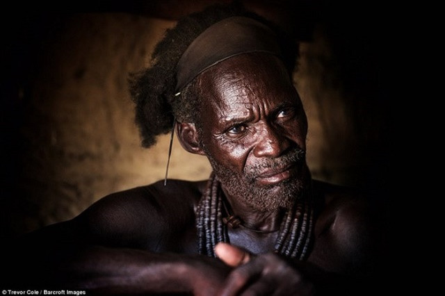 Đa số đàn ông Himba cởi trần, còn phụ nữ không mặc áo. Để chống chọi khí hậu khắc nghiệt, những người phụ nữ thoa một hỗn hợp có nguồn gốc từ chất béo và bơ màu nâu đỏ lên da. Màu đỏ được xem là đẹp và tượng trưng cho trái đất và máu.