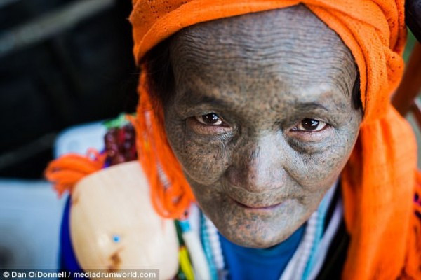 Những người phụ nữ với khuôn mặt "xăm trổ" đến từ bộ tộc Lai Tu (Chin) ở Myanmar. Đã từ rất lâu rồi, xăm lên mặt những người phụ nữ là truyền thống độc đáo của bộ tộc này.