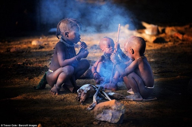 Bộ lạc Himba sống chủ yếu ở Kaokoland thuộc khu vực Kunene, phía Bắc Namibia với dân số khoảng 50.000 người. Ở đây họ vẫn sinh sống như thời nguyên thủy và tách biệt với xã hội bên ngoài.