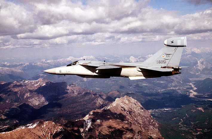 Điểm khác biệt giữa EF-111 và F-111 chủ yếu nằm ở cánh đuôi đứng. Phần mút cánh đuôi đứng của Raven có hình bầu dục bên trong chứa thiết bị điện tử cho nhiệm vụ gây nhiễu.