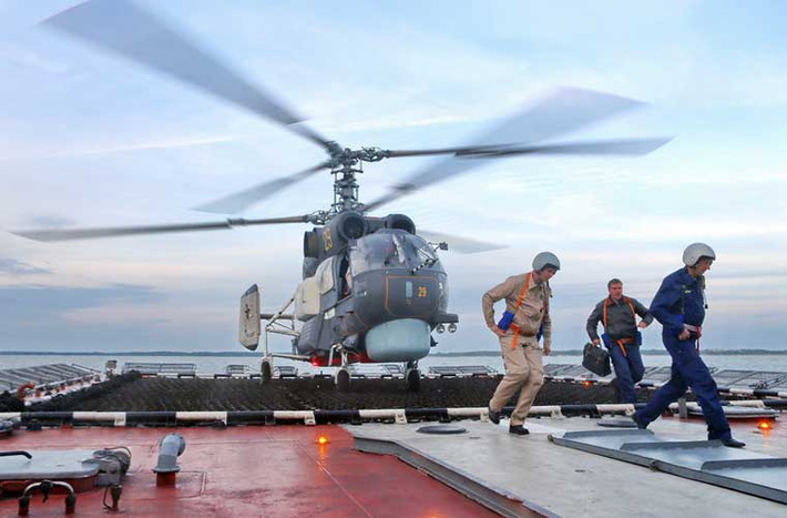Trực thăng săn ngầm Ka-27 hạ cánh thành công xuống mặt boong tàu hộ vệ Boiky.