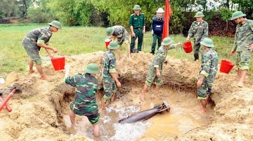 Những lý do trên đã khiến đất nước Việt Nam tới nay vẫn còn hàng vạn trái bom rải khắp đất nước, từ Nam ra Bắc. Nguồn ảnh: QĐND