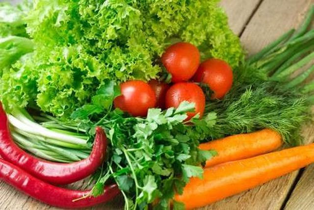 2. Không thích ăn rau xanh Rau lá xanh, đặc biệt là rau xanh đậm, rất giàu canxi và giàu chất dinh dưỡng như kali, magiê và vitamin C, có thể thúc đẩy sự hấp thụ và sử dụng canxi. Tuy nhiên, rất nhiều người không thích ăn rau, điều này càng làm tăng nguy cơ bị loãng xương. Kiến nghị mọi người nên ăn các loại rau như rau bina, cải bắp, rau diếp, cải xoăn, tỏi tây, súp lơ xanh… để cung cấp đủ canxi cho cơ thể.