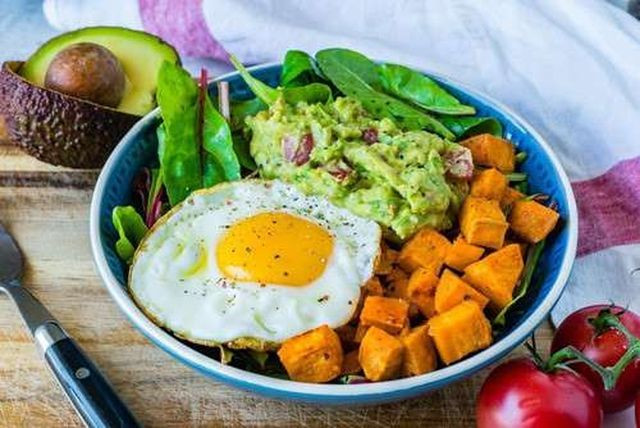 6. Ăn kiêng để giảm cân Điều đáng chú ý là chế độ ăn kiêng để giảm cân sẽ khiến cơ thể khó hấp thụ và lưu trữ canxi, không chỉ ảnh hưởng đến hiệu quả đốt cháy chất béo mà còn ảnh hưởng đến cân bằng dinh dưỡng của cơ thể. Nếu cần thiết phải giảm cân nhanh, hãy chú ý việc bổ sung canxi cho cơ thể một cách hợp lý.
