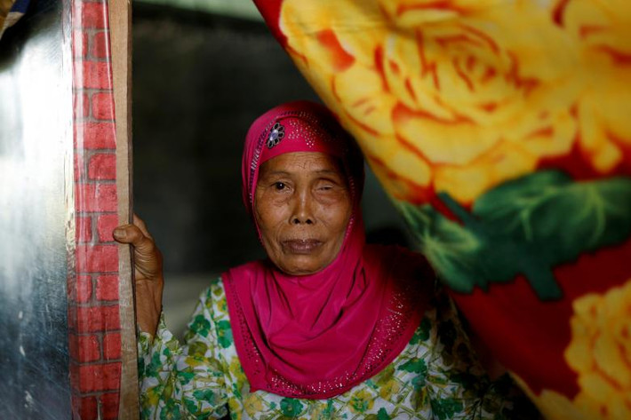 Những người không đi dược xa thì làm lán trại ở ngay bên ngoài thành phố Marawi. Ảnh: REUTERS