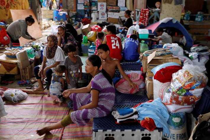 Những chạy loạnmỏi mòn chờ đợi trong trại tị nạn Iligan. Ảnh: REUTERS