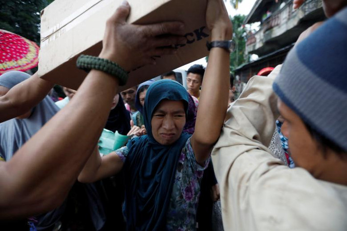 Những người chạy khỏi thành phố Marawi được chính phủ Philippines cung cấp thức ăn nước uống. Ảnh: REUTERS
