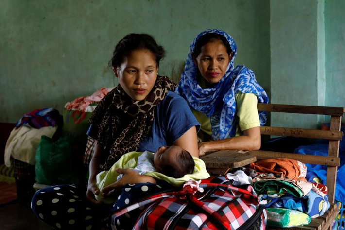 Bé gái 2 tuần tuổi được sinh ra trong trại tị nạn. Ảnh: REUTERS