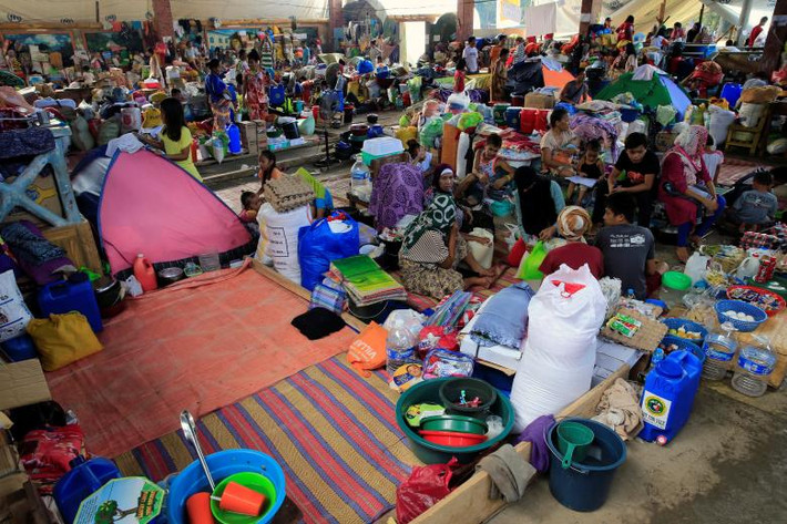 Những người chạy loạn khỏi thành phố Marawi chen chúc và chờ đợi ngày được trở về nhà. Thực ra họ còn may mắn hơn nhiều đồng bào của họ đang bị phiếnquân Maute biến làm lad chắn sống ở thành phố Marawi. Ảnh: REUTERS
