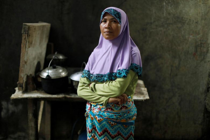 Hầu hết 250.000 dân của Marawi đã kịp chạy thoát khỏi thành phố này khi cuộc chiến vừa bùng phát cách đây hơn một tháng. Trong ảnh: Một người chạy loạn Philippines nấu ăn trong trại tị nạn. Ảnh: REUTERS