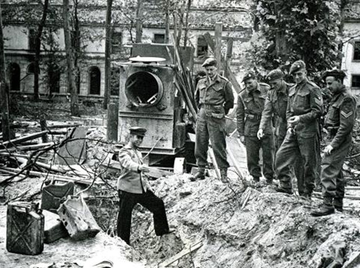 Trùm phát xít Hitler tự sát (30/41945): Không còn đường thoát thân, vào lúc 15h30 ngày 30/4/1945, trùm phát xít Hitler đã tự sát bằng súng ngắn, còn vợ mới cưới Eva Braun tự tử bằng thuốc độc. Xác của hai người đã bị đốt bằng xăng trong một hố đạn pháo.
