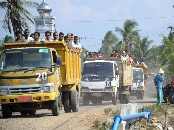Sau đó họ được chở bằng xe tải đến thị trấn đánh cá Kuala Cangkoi, Aceh.