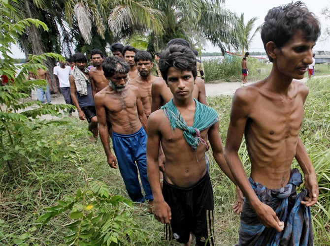 Rohingya là một nhóm dân Hồi giáo sống chủ yếu ở Myanmar. Tại Myanmar, họ buộc phải lao động cưỡng bức, không có quyền sở hữu đất đai. Trong ảnh: Những người tị nạn Rohingya trong trại tị nạn Kuala Langsa, Aceh, Indonesia.