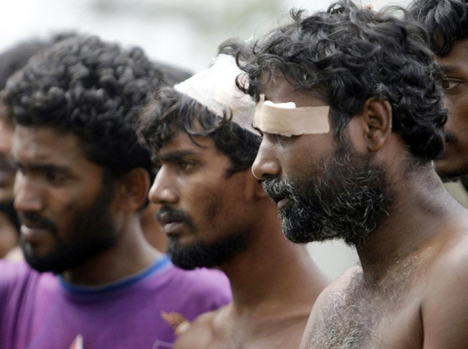 Tại Bangladesh, người Rohingya sống trong cảnh cùng quẫn, không có giấy tờ tùy thân, không có tương lai và cũng chẳng có công ăn việc làm. Người tị nạn Rohingya đến từ Bangladesh trong trại tị nạn Kuala Langsa, Aceh.