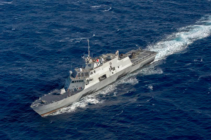 Tàu chiến Mỹ bị bám đuổi là tàu chiến cận bờ LCS-3 Fort Worth đang tuần tra vùng biển quốc tế tại quần đảo Trường Sa. USS Fort Worth đang hoạt động tại vùng biển gần quần đảo Trường Sa, song chưa đi vào khu vực 12 hải lý quanh các đảo Trung Quốc (chiếm giữ trái phép) "tuyên bố chủ quyền".