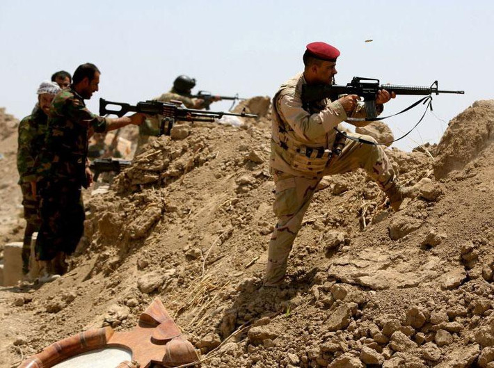 Dưới sự yểm trợ của các trận không kích, lực lượng Iraq đã vây hãm Ramadi từ mấy tháng qua. Tỉnh trưởng Anbar Suhaib al-Rawi cho biết không có binh sĩ Hồi giáo Shiite nào tham gia chiến đấu trực tiếp tại Ramadi.