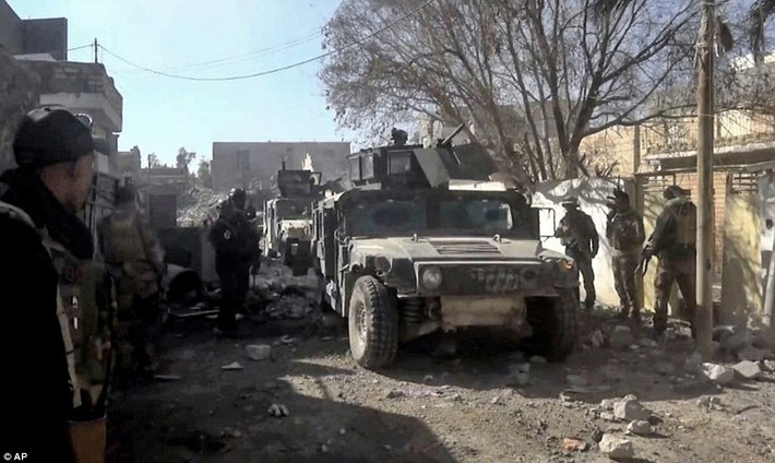 Đại tá Mohammed Ibrahim, người phát ngôn quân đội Iraq, cho biết IS đã cài hàng ngàn thiết bị nổ trong thành phố Ramadi và binh sĩ chính phủ phải di chuyển chậm tại khu vực mới được giải phóng để tránh tổn thất.