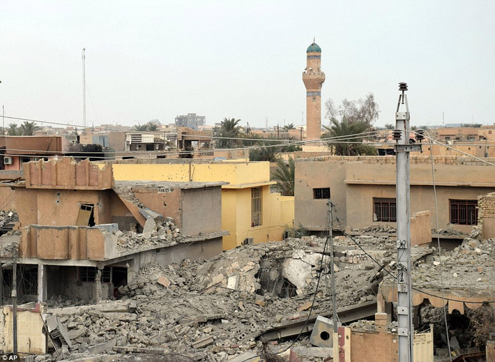 Tuy nhiên đà tiến của quân đội Iraq ở trung tâm thành phố Ramadi rất chậm vì các bẫy bom mìn và phiến quân IS dùng thường dân làm "lá chắn sống".