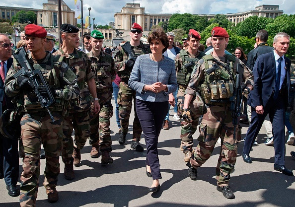 Bộ trưởng Quốc phòng Pháp Sylvie Goulard (giữa) gặp các binh sĩ Pháp đang làm nhiệm vụ tại tháp Eiffel ở Paris vào ngày 20/5. Ảnh: Getty.