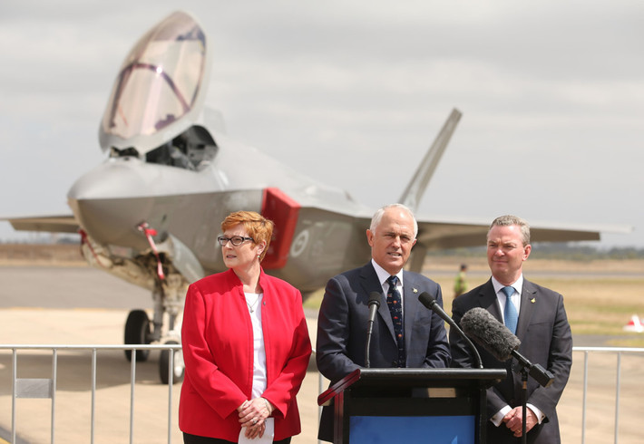 Bà Marise Payne và Thủ tướng Australia Malcolm Turnbull (giữa) trong một cuộc họp báo ở Sân bay Avalon ở Geelong, Australia vào ngày 3/3. Ảnh: Anadolu Agency/Getty.