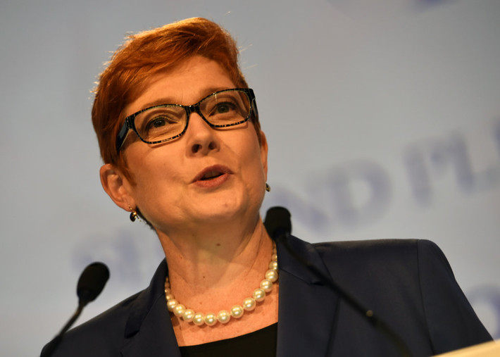 Bộ trưởng Quốc phòng Australia Marise Payne phát biểu trong phiên họp toàn thể tại Đối thoại Shangri La ở Singapore lần thứ 16 vào ngày 3/6. Bộ trưởng Payne khẳng định Australia sẽ tiếp tục hợp tác chặt chẽ với Mỹ và các đối tác khác để tạo áp lực ngoại giao và kinh tế lên Triều Tiên. Ảnh: Getty.