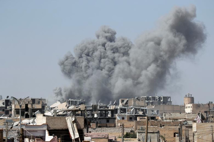 Khói bốc cao trên sân vận động Raqqa, khi các thành viên của Lực lượng Dân chủ của Syria chiến đấu với phiến quân IS. Ảnh: REUTERS