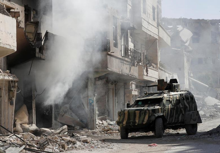Một chiếc xe chiến đấu bọc thép của Lực lượng Dân chủ của Syria tác chiến trên tiền tuyến ở thành phố Raqqa. Ảnh: REUTERS