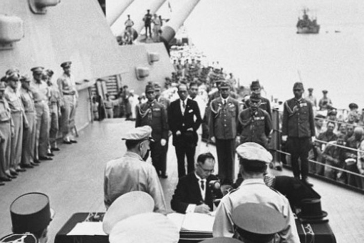 Ngày 2/9/1945, Nhật chính thức đầu hàng đồng minh trên boong chiến hạm USS Missouri ở Vịnh Tokyo. (Nguồn: POP Lyft)